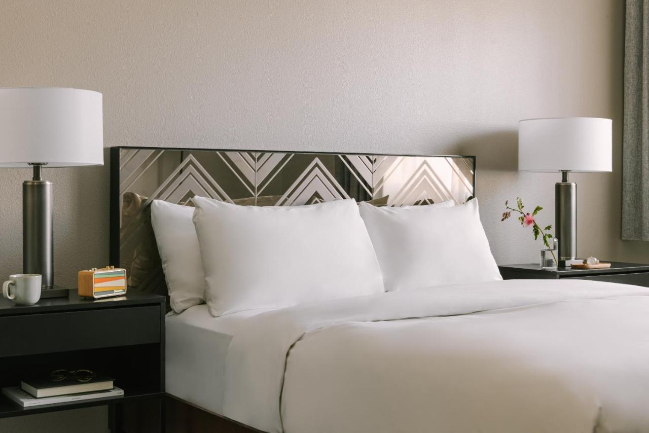 The V Powered By Sonder Hotel Palm Springs Exterior photo